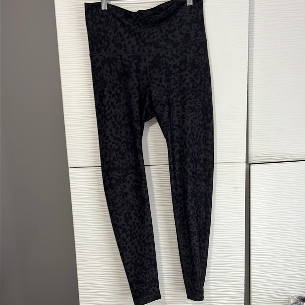 Women’s old navy Black Leopard Print Leggings size Large workout high waisted